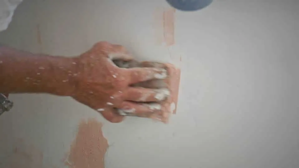 Spartling af væg med spartel