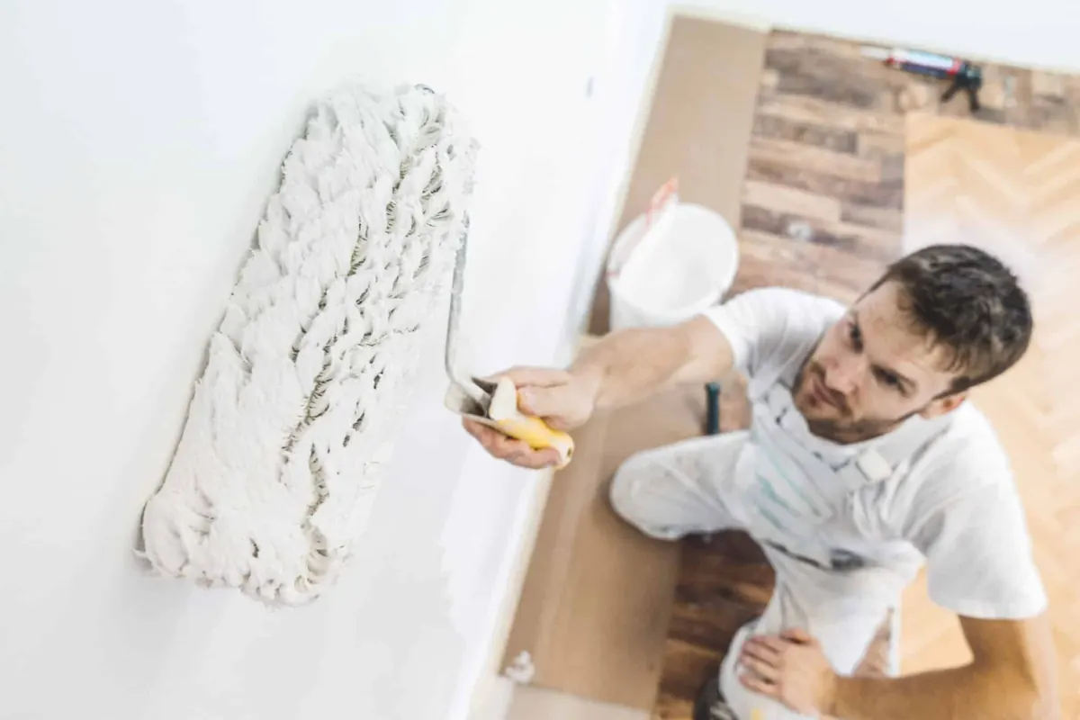 Maler arbejder på et hvidt loft