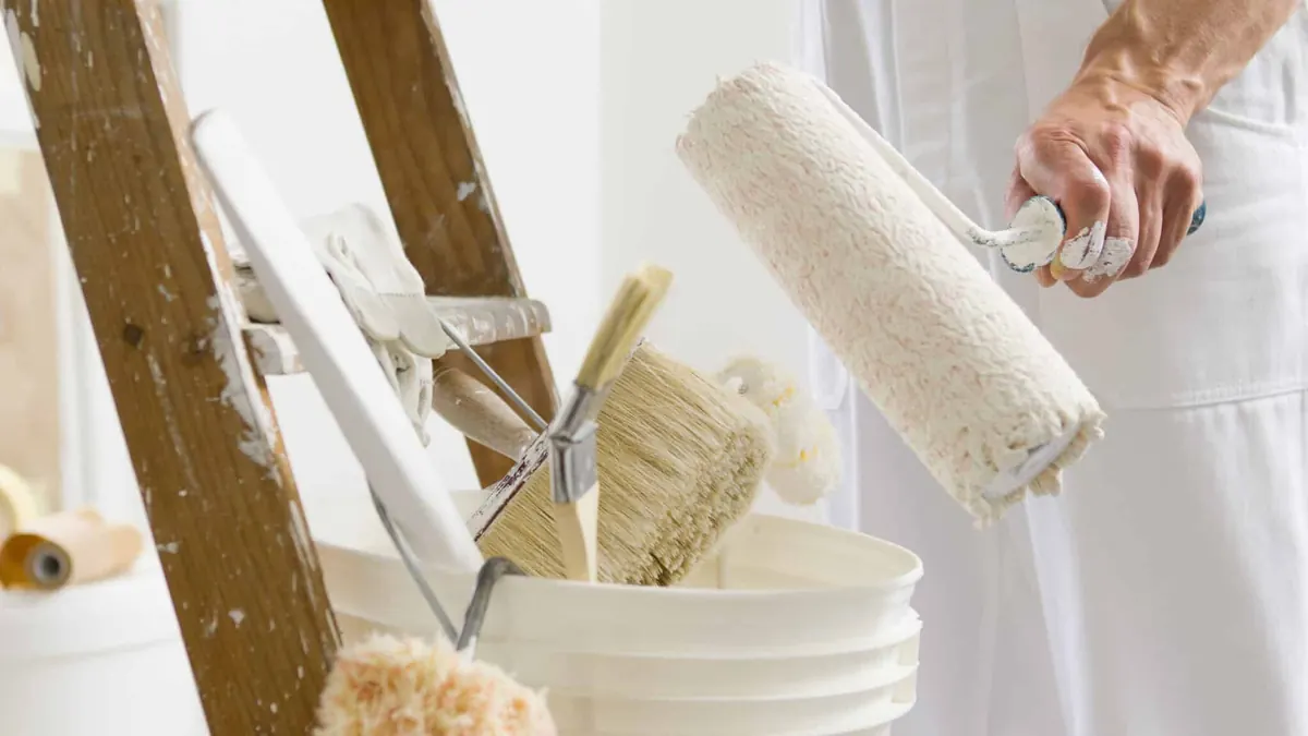 Malerudstyr på en stige i et rum under renovering